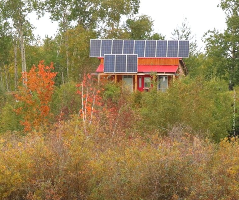 Maison avec panneaux solaires en automne.